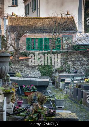 Au Lapin Agile, célèbre cabaret de Montmartre, vue du Cimitiere Saint-Vincent, Montmartre, Paris. Banque D'Images