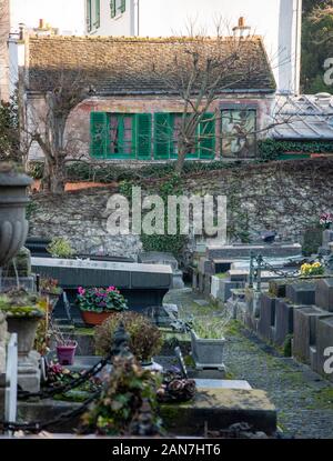 Au Lapin Agile, célèbre cabaret de Montmartre, vue du Cimitiere Saint-Vincent, Montmartre, Paris. Banque D'Images