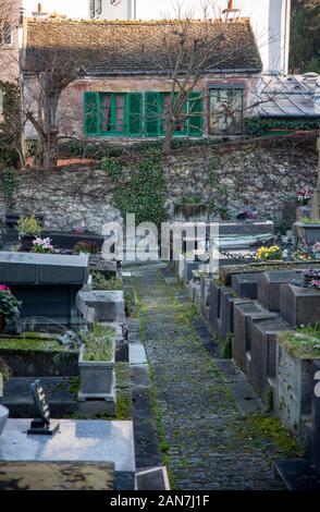 Au Lapin Agile, célèbre cabaret de Montmartre, vue du Cimitiere Saint-Vincent, Montmartre, Paris. Banque D'Images