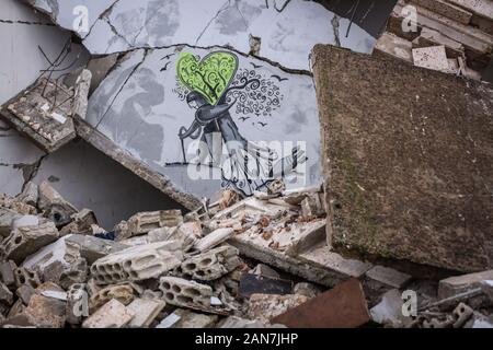 Kafr Nabî, la Syrie. 13Th Jan, 2020. Une photo disponible le 16 janvier 2020 montre une vue générale d'une murale graffiti dessiné par artiste syrien Abu Malik Al-Shami sur le mur d'un bâtiment qui a été détruit dans un bombardement. Al-Shami a commencé à peindre des murales retour en 2014 sur les murs de l'a détruit des bâtiments de sa ville natale assiégée puis de Darayya, situé à au sud-ouest de Damas. Après son déplacement, l'artiste a continué à peindre des murales à Idlib pour attirer l'attention sur la situation humanitaire catastrophique. Credit : Anas Alkharboutli/dpa/Alamy Live News Banque D'Images