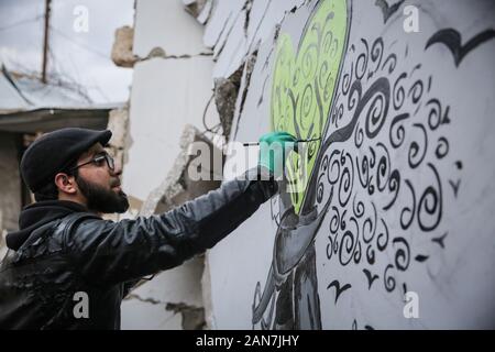 Kafr Nabî, la Syrie. 13Th Jan, 2020. Une photo disponible le 16 janvier 2020 montre l'artiste syrien Abu Malik Al-Shami dessiner une fresque graffiti sur le mur d'un bâtiment qui a été détruit dans un bombardement. Al-Shami a commencé à peindre des murales retour en 2014 sur les murs de l'a détruit des bâtiments de sa ville natale assiégée puis de Darayya, situé à au sud-ouest de Damas. Après son déplacement, l'artiste a continué à peindre des murales à Idlib pour attirer l'attention sur la situation humanitaire catastrophique. Credit : Anas Alkharboutli/dpa/Alamy Live News Banque D'Images