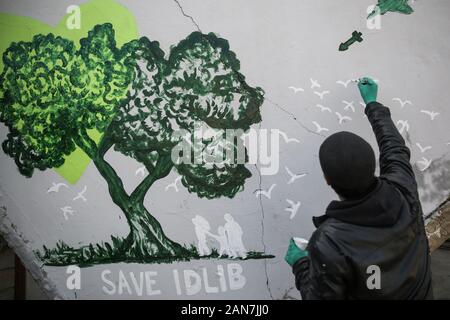 Kafr Nabî, la Syrie. 13Th Jan, 2020. Une photo disponible le 16 janvier 2020 montre l'artiste syrien Abu Malik Al-Shami dessiner une fresque graffiti sur le mur d'un bâtiment qui a été détruit dans un bombardement. Al-Shami a commencé à peindre des murales retour en 2014 sur les murs de l'a détruit des bâtiments de sa ville natale assiégée puis de Darayya, situé à au sud-ouest de Damas. Après son déplacement, l'artiste a continué à peindre des murales à Idlib pour attirer l'attention sur la situation humanitaire catastrophique. Credit : Anas Alkharboutli/dpa/Alamy Live News Banque D'Images