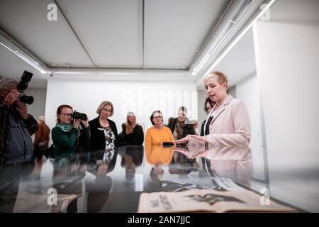 Oberhausen, Allemagne. 16 janvier, 2020. Le directeur Christine Vogt mène à travers l'exposition. Conférence de presse sur l'exposition 'Photographe parmi les musiciens : Linda McCartney - les années 60 et plus". Sur l'affichage des photos de Linda McCartney de la scène musicale de la fin des années 60 : Janis Joplin, Jimi Hendrix, Aretha Franklin, les Beatles, les Rolling Stones, et bien d'autres. En outre, l'exposition est consacrée à l'exécution de travaux que la contribution de McCartney soi-disant street photography. Sur l'affichage sont 180 œuvres. Credit : Fabian Strauch/dpa/Alamy Live News Banque D'Images