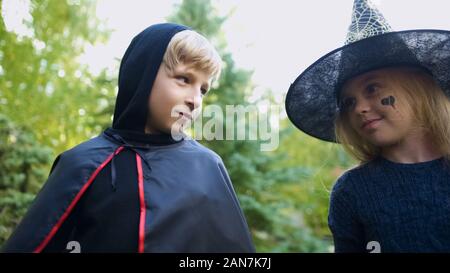 Garçon et fille dans Halloween costumes balade en forêt, de s'amuser ensemble Banque D'Images