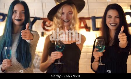 Heureux les jeunes filles en costumes de célébrer tous les saints de la nuit, de boire de l'alcool Banque D'Images