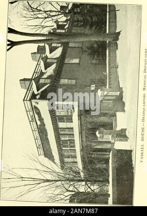 Un guide historique de Cambridge . Il a été re-namodBath lane. La Kings Highway (maintenant rue Brattle), à partir de ce point, toElmwood était, avant la Révolution, appelée Église ou d'une ligne conservatrice. ADAMS-BANCROFT-REMINGTON-de-VASSALLHOUSE FRIZELL BELCHER, SIÈGE MÉDICAL (B71). Pendant environ un siècle (1750 à 1850) Il n'y avait qu'une maison sur la route du sud, entre chaque côtédu Ash Street et Elmwood, une distance de trois-quartersof un mile. La chambre a été appelée la Maison Vassall depuis 1736. Il est stillstanding sur le coin de l'Est et l'Aubépine Brattle rues. Le westernend de la maison est très vieille, Banque D'Images