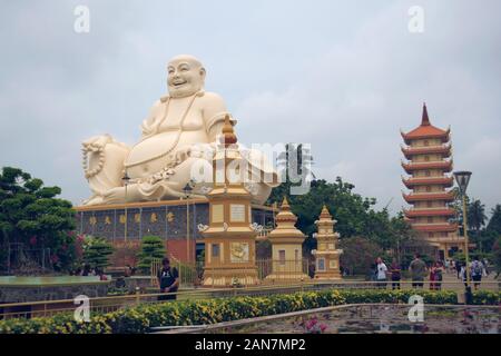 Laughing Buddha statue au temple Vinh Trang, près de My Tho, Vietnam. Banque D'Images