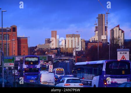 Embouteillage à l'approche de la ville de Leeds Royaume-Uni yorkshire au lever du soleil Banque D'Images