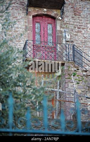 Escalier menant à une porte sur un balcon appartenant à une maison traditionnelle située à Kanalia village, Karditsa, Grèce. Banque D'Images