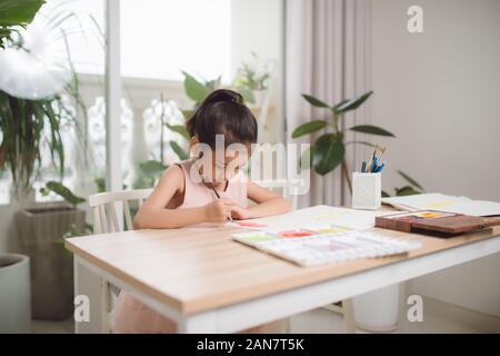 Aller à l'école est votre avenir. L'éducation, l'apprentissage, l'enseignement. Une jeune fille d'une photo Banque D'Images