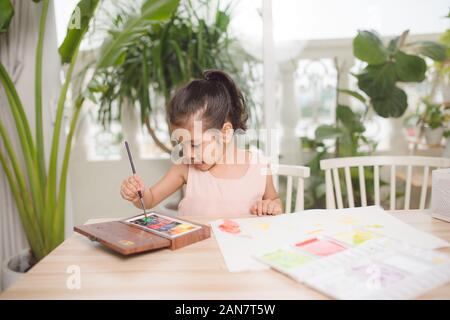 Aller à l'école est votre avenir. L'éducation, l'apprentissage, l'enseignement. Une jeune fille d'une photo Banque D'Images