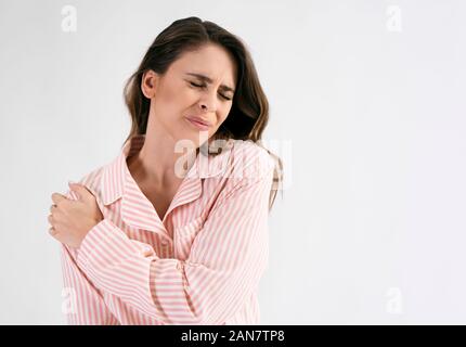 Femme souffrant de douleur de l'épaule Banque D'Images