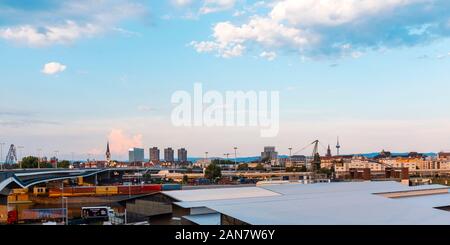 Mannheim, Allemagne : Skyline avec en face du port Banque D'Images