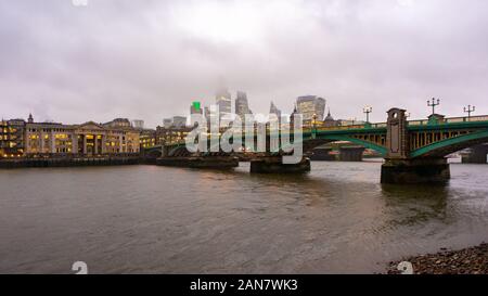 Les sommets des gratte-ciel de Londres Ville obscurci par des nuages bas au cours d'une journée d'hiver humide à Londres, Angleterre Banque D'Images