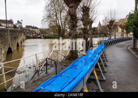 Barrières contre les inondations pour protéger Bradford on Avon a gonflé la rivière Avon, Wiltshire, Royaume-Uni le 16 janvier 2020 Banque D'Images