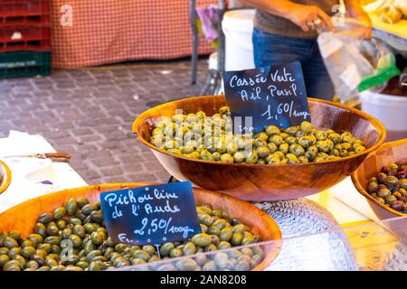 Stand d'olives au marché Banque D'Images