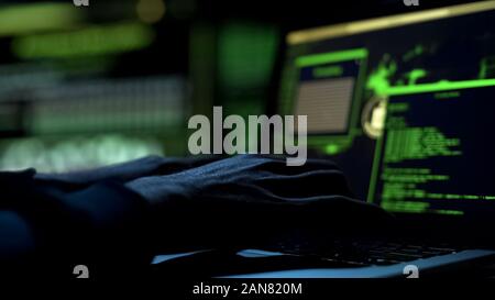 Les mains d'hommes tapant code informatique, programme de sécurité pour les serveurs de base de données ou de Banque D'Images
