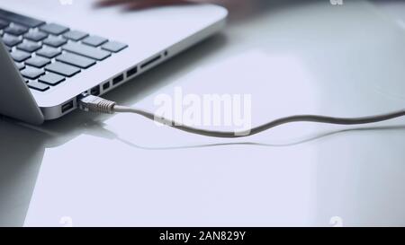 Internet haute vitesse câble connecté à l'ordinateur portable, la technologie de l'ordinateur personnel Banque D'Images