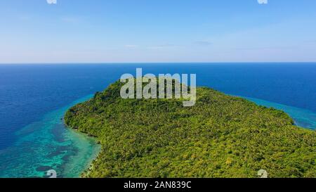 Himokilan Island, l'île de Leyte, aux Philippines. Île tropicale avec un village et d'une plage de sable blanc. L'eau turquoise et des récifs coralliens autour de l'île. Maison de vacances d'été. Banque D'Images
