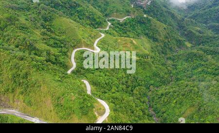 Fragment d'une route de haute altitude dans les montagnes. Montagnes couvertes de forêt tropicale, vue aérienne. Sur l'île de Luzon Cordillera, Philippines. Banque D'Images