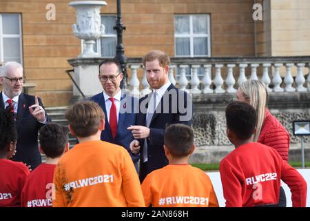 Le duc de Sussex, au les jardins de Buckingham Palace, Londres, alors qu'il accueille la Coupe du Monde de Rugby 2021 tirages. PA Photo. Photo date : Jeudi 16 janvier 2020. Voir l'activité de Royal Sussex histoire Rugby. Crédit photo doit se lire : Jeremy Selwyn/Evening Standard/PA Wire Banque D'Images