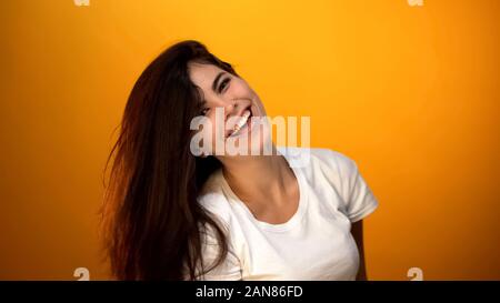 Happy girl danser et célébrer la vie, énergique modèle réussi, shampoing Banque D'Images