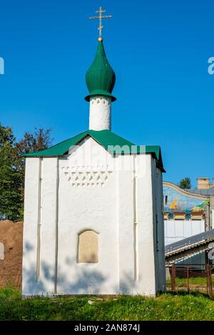 Pskov, chapelle orthodoxe de Saint Anastasia le Olginsky romain près du pont sur la rivière Velikaya Banque D'Images