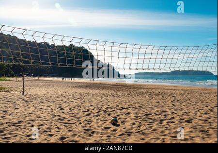 Le beach-volley. Balle de jeu en vertu de la lumière du soleil et ciel bleu avec filet de volley-ball Banque D'Images