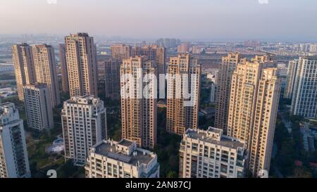 Drone aérien tourné sur les immeubles d'habitation sur le coucher du soleil. Vue aérienne sur la communauté complexe en Chine. Banque D'Images