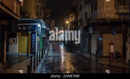 02 juillet, 2018. Macao, Chine. Vue de la nuit de l'ancien bâtiment de la rue et à Macao après la pluie Banque D'Images
