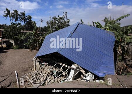 Agoncillo, Philippines. 16 janvier, 2020. Maisons et rues ont été détruites par les séismes provoqués par la Tala volcan. Le volcan Taal a perdu une certaine activité jeudi, le cinquième jour de l'éruption, mais le risque d'une éruption de lave dangereuses demeure, selon l'Institut philippin de volcanologie et de sismologie (PHIVOLCS). Autour de 70 000 personnes sont évacuées dans les provinces de Batangas Cavite et parce qu'il n'est toujours pas sûr de rester dans les 14 kilomètres autour de la zone de danger Taal. Credit : Alejandro Ernesto/dpa/Alamy Live News Banque D'Images