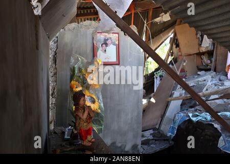 Agoncillo, Philippines. 16 janvier, 2020. Les maisons sont détruites par des tremblements, déclenché par l'éruption du volcan Taal. Le volcan Taal a perdu une certaine activité jeudi, le cinquième jour de l'éruption, mais le risque d'une éruption de lave dangereuses demeure, selon l'Institut philippin de volcanologie et de sismologie (PHIVOLCS). Autour de 70 000 personnes sont évacuées dans les provinces de Batangas Cavite et parce qu'il n'est toujours pas sûr de rester dans les 14 kilomètres autour de la zone de danger Taal. Credit : Alejandro Ernesto/dpa/Alamy Live News Banque D'Images