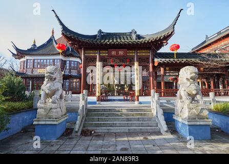 16 janvier 2020, Hambourg : deux sculptures lion stand à l'entrée du Jardin Yu restaurant dans la maison Chinoise de Rothenbaum. Photo : Georg Wendt/dpa Banque D'Images