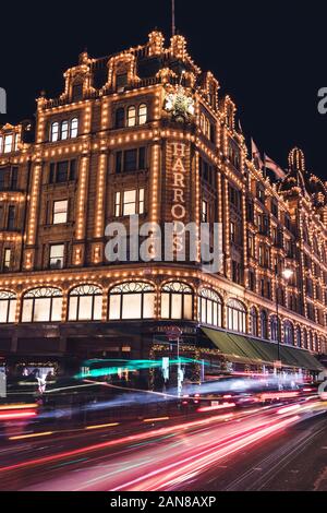 Londres - le 18 décembre 2019 : Harrods Londres magasin shop la nuit avec des lumières Banque D'Images