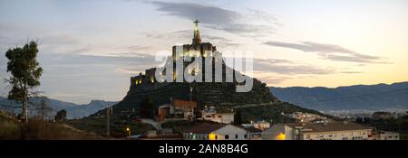 Vue panoramique de Monteagudo statue du Christ et le château au coucher du soleil à Murcie, Espagne. Réplique de la célèbre Christ situé sur le haut de la Banque D'Images