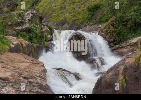 Atukkad Cascades près de Munnar à Kerala, Inde du Sud par jour nuageux en saison des pluies Banque D'Images