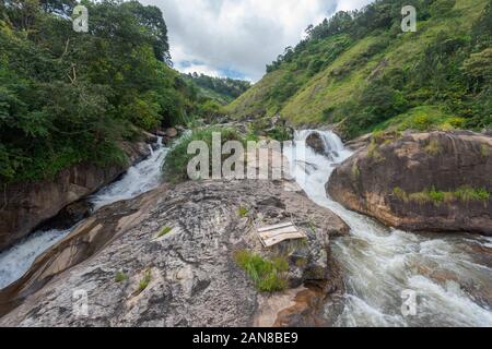 Atukkad Cascades près de Munnar à Kerala, Inde du Sud par jour nuageux en saison des pluies Banque D'Images