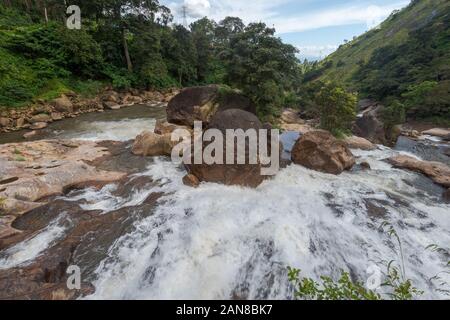 Atukkad Cascades près de Munnar à Kerala, Inde du Sud par jour nuageux en saison des pluies Banque D'Images