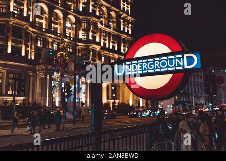 Londres - le 18 décembre 2019 : London Underground sign la nuit sur Brompton Road, Knightsbridge Banque D'Images