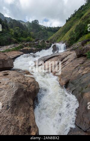 Atukkad Cascades près de Munnar à Kerala, Inde du Sud par jour nuageux en saison des pluies Banque D'Images