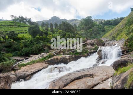 Atukkad Cascades près de Munnar à Kerala, Inde du Sud par jour nuageux en saison des pluies Banque D'Images