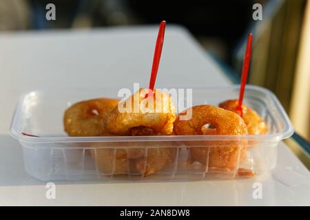 Dessert turc traditionnel pâte à sucre frite également connue sous le nom de pain sucré, préparée dans un style ancien par une rue et prête à emporter. Banque D'Images