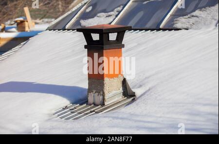Sur la cheminée couverte de neige. scène d'hiver Banque D'Images