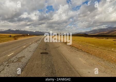 La route d'asphalte, la route entre Bichkek et Och, vallée Suusamyr Kirghizistan Banque D'Images