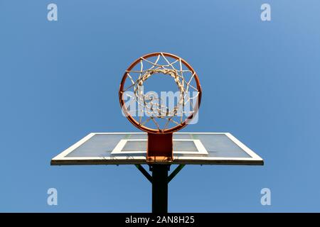 Cerceau de basket-ball extérieur contre Clear Blue Sky Banque D'Images