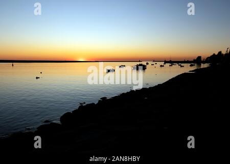 Promenade au coucher du soleil dans l'estuaire du fleuve Douro, Porto, Portugal. Banque D'Images