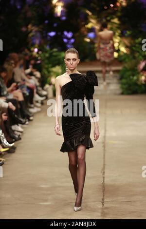 Allemagne, Berlin, 01/16/2020. Hoermanseder Marina collections de la Berlin Fashion Week automne / hiver 2020 à Neuzeit Ost à Berlin. La photo montre les modèles avec la collection de Marina Hoermanseder. Banque D'Images