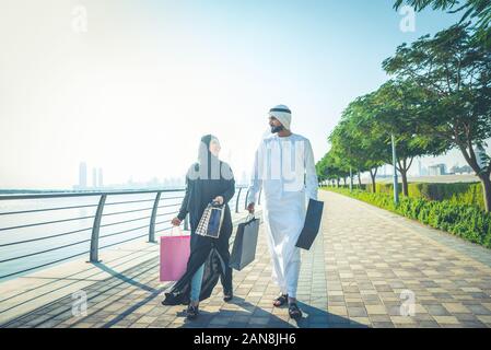 Heureux couple walking in Dubai. L'homme et de la femme de sortir pour faire du shopping. Concept de relation dans les eau Banque D'Images