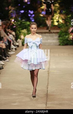 Allemagne, Berlin, 01/16/2020. Hoermanseder Marina collections de la Berlin Fashion Week automne / hiver 2020 à Neuzeit Ost à Berlin. La photo montre les modèles avec la collection de Marina Hoermanseder. Banque D'Images