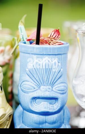 Cocktail Tiki beach avec orchidée fleur bleu en verre tiki Banque D'Images